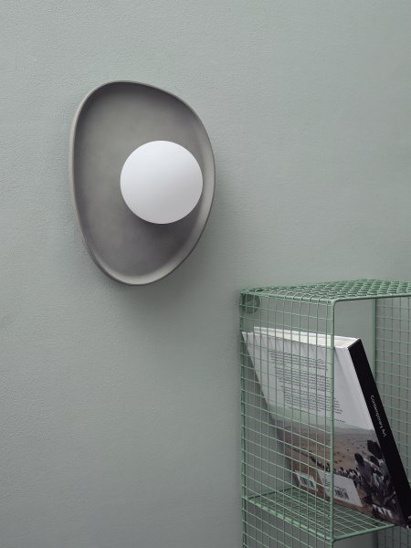 Concrete Nest 26cm Gris lámpara de pared De Ledvance - Glaskupan i opal som omfamnar ljusk&auml;llan skapar ett fint och bl&auml;ndfritt ljus i rummet.