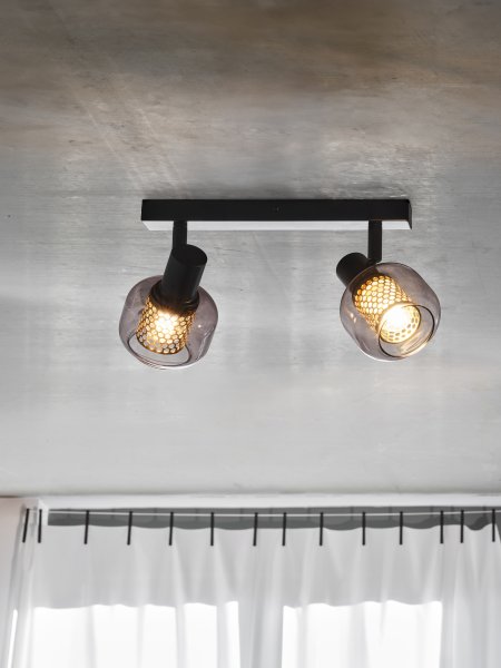 Firefly 2 Negro foco de techo De Osram - De r&ouml;rliga spotlightsen med sk&auml;rmar av gr&aring;tonat glas i kombination med de guldiga detaljh&ouml;ljet som omfamnar ljusk&auml;llorna bidrar med en elegans till rummet.