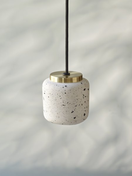 Terrazzo Ball Ø10 Blanco Lámpas de techo De Ledvance - Detaljerna i m&auml;ssing bidrar med en elegans till rummet.