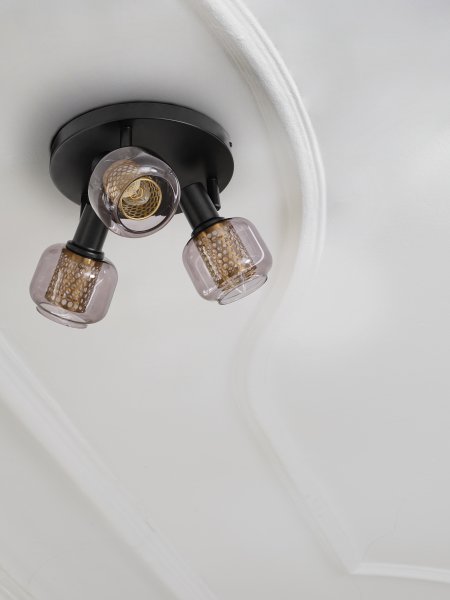 Firefly 3 Negro foco de techo De Ledvance - De r&ouml;rliga spotlightsen med sk&auml;rmar av gr&aring;tonat glas i kombination med de guldiga detaljh&ouml;ljet som omfamnar ljusk&auml;llorna bidrar med en elegans till rummet.