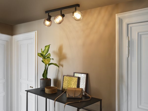 Firefly 3 Negro foco de techo De Ledvance - De r&ouml;rliga spotlightsen med sk&auml;rmar av gr&aring;tonat glas i kombination med de guldiga detaljh&ouml;ljet som omfamnar ljusk&auml;llorna bidrar med en elegans till rummet.