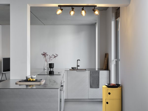 Firefly 4 Negro foco de techo De Ledvance - De r&ouml;rliga spotlightsen med sk&auml;rmar av gr&aring;tonat glas i kombination med de guldiga detaljh&ouml;ljet som omfamnar ljusk&auml;llorna bidrar med en elegans till rummet.