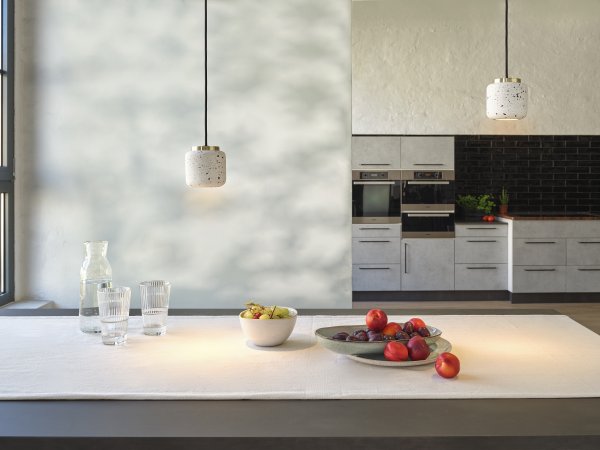 Terrazzo Ball Ø10 Blanco Lámpas de techo De Ledvance - Detaljerna i m&auml;ssing bidrar med en elegans till rummet.