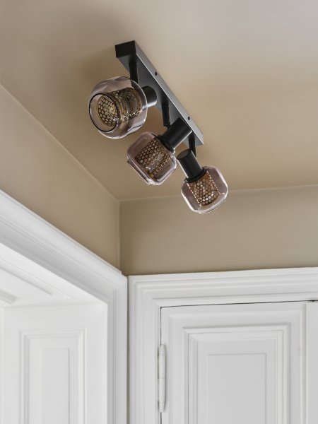 Firefly 3 Negro foco de techo De Ledvance - De r&ouml;rliga spotlightsen med sk&auml;rmar av gr&aring;tonat glas i kombination med de guldiga detaljh&ouml;ljet som omfamnar ljusk&auml;llorna bidrar med en elegans till rummet.