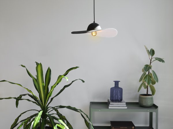 Imagen ampliada de Felt Hat Ø50 Gris oscuro Lámpas de techo De Osram - Felt Hat &auml;r en vacker pendel med sk&auml;rm formad som en hatt gjord av filt, vilket ger en fin och varm ljusspridning i rummet.