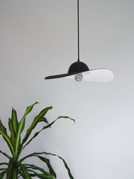 Imagen ampliada de Felt Hat Ø50 Gris oscuro Lámpas de techo De Osram - Felt Hat &auml;r en vacker pendel med sk&auml;rm formad som en hatt gjord av filt, vilket ger en fin och varm ljusspridning i rummet.