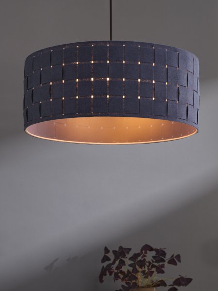 Felt Weaving Ø48 Gris oscuro Lámpas de techo De Ledvance - Dekorativ pendel med sk&auml;rm gjord av fl&auml;tad filt vilket ger en fin och varm ljusspridning i rummet.