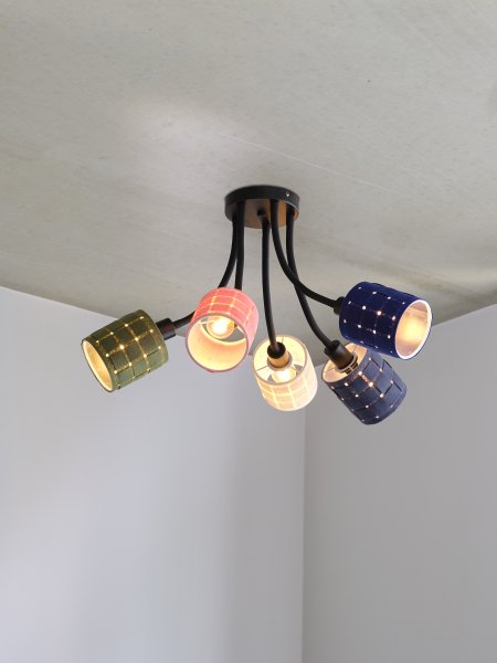 Felt Weaving Cans 63cm Multicolor plafón De Ledvance - Varje arm har en sk&auml;rm av fl&auml;tad filt vilket ger en fin och varm ljusspridning i rummet.