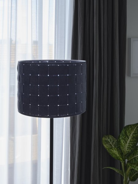 Imagen ampliada de Felt Weaving Gris oscuro lámpara de pie De Osram - Dekorativ golvlampa med sk&auml;rm gjord av fl&auml;tad filt vilket ger en fin och varm ljusspridning i rummet.