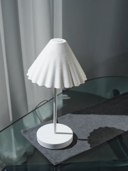 Imagen ampliada de Pulp 40cm Blanco lámpara de mesa De Osram - El interruptor de encendido con regulador de intensidad integrado se encuentra en el cable y permite un f&aacute;cil manejo y la posibilidad de ajustar el brillo seg&uacute;n sea necesario.