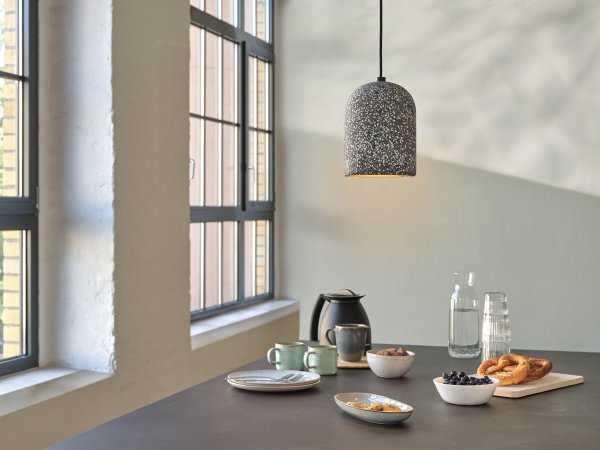 Pill Ø15 Negro Lámpas de techo De Ledvance - &Ouml;ppningen i botten g&ouml;r att du f&aring;r ett bl&auml;ndfritt ljus riktat ner&aring;t.