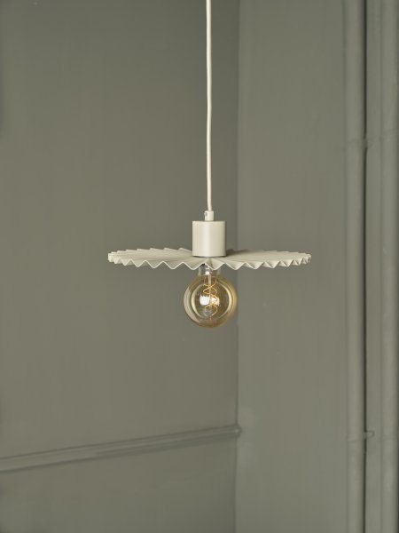 Plissee Ø30 Beige Lámpas de techo De Osram - Den v&aring;giga sk&auml;rmen skapar ett vackert ljusspel i rummet n&auml;r lampan &auml;r t&auml;nd.
