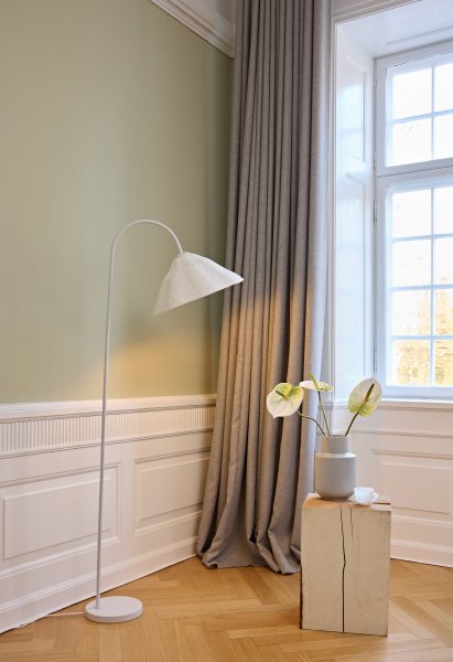 Lotus Leaf Blanco lámpara de pie De Ledvance - La pantalla de papel decorativa garantiza una agradable distribuci&oacute;n de la luz en la habitaci&oacute;n.