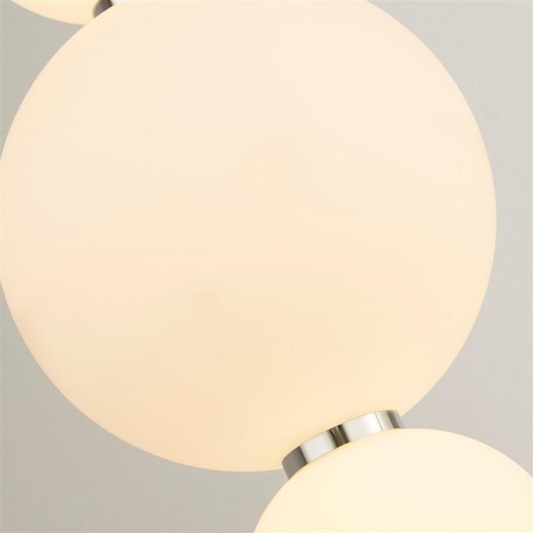 Snowball Cromo lámpara de pie De Searchlight - Snowball es una lámpara de pie que realmente destaca: con sus pantallas redondas de vidrio opalino y un toque de cromo, tiene una expresión suave, casi táctil, de la que carecen muchas otras lámparas.