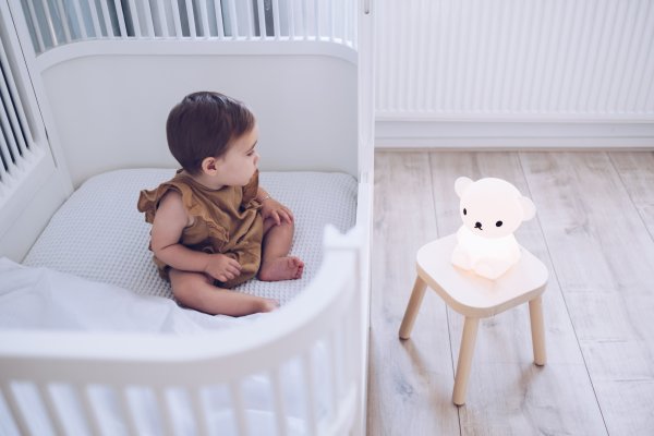Boris First Light Blanco lámpara infantil De Mr Maria - Boris First Light, una luz de noche con 6 configuraciones de luz, incluido el modo nocturno, de Mr.