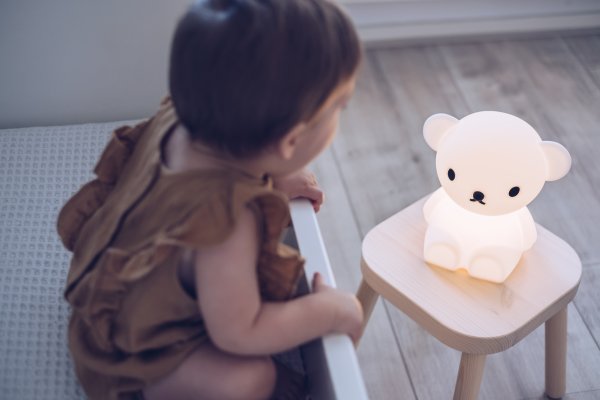 Boris First Light Blanco lámpara infantil De Mr Maria - Boris First Light, una luz de noche con 6 configuraciones de luz, incluido el modo nocturno, de Mr.