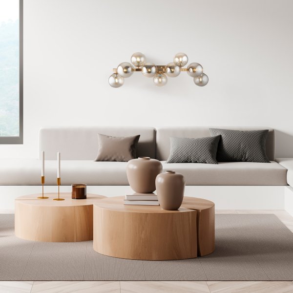 Dallas 65cm Oro lámpara de pared De Maytoni - Su diseño único, con cúpulas redondas de vidrio en diferentes direcciones, crea un juego de luz dramático y elegante que llena la habitación de calidez y carácter.