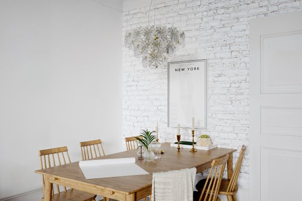 Lorraine Ø52 Latón Lámpas de techo De By Rydéns - La fuente de luz, rodeada de prismas decorativos en forma de flor, crea una hermosa imagen de luz en la habitación.