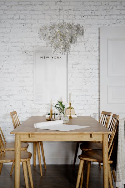 Lorraine Ø52 Latón Lámpas de techo De By Rydéns - La fuente de luz, rodeada de prismas decorativos en forma de flor, crea una hermosa imagen de luz en la habitación.