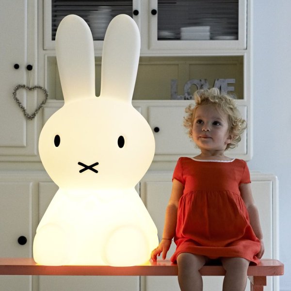 Miffy XL Blanco lámpara infantil De Mr Maria - Miffy XL, el conejo más grande de la serie Miffy, mide 80 cm de alto y cuenta con iluminación LED regulable con 6 configuraciones de luz, incluido el modo nocturno.