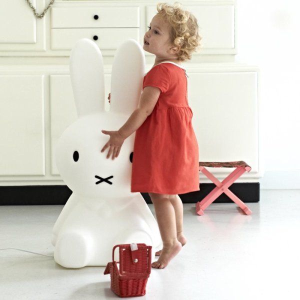 Miffy XL Blanco lámpara infantil De Mr Maria - Miffy XL, el conejo más grande de la serie Miffy, mide 80 cm de alto y cuenta con iluminación LED regulable con 6 configuraciones de luz, incluido el modo nocturno.