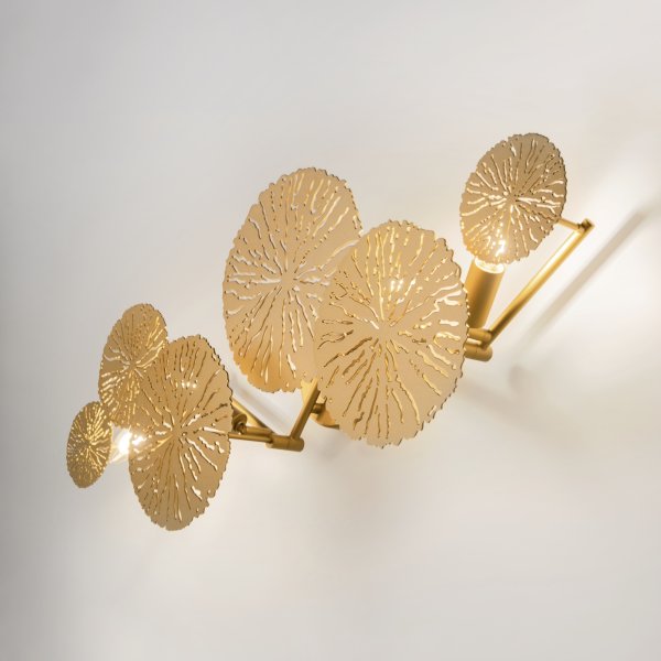 Lovetann 77cm Oro lámpara de pared De Maytoni - Los discos de metal con forma de encaje, que recuerdan a los dientes de león, crean un hermoso patrón de luz en la pared gracias a su diseño perforado.