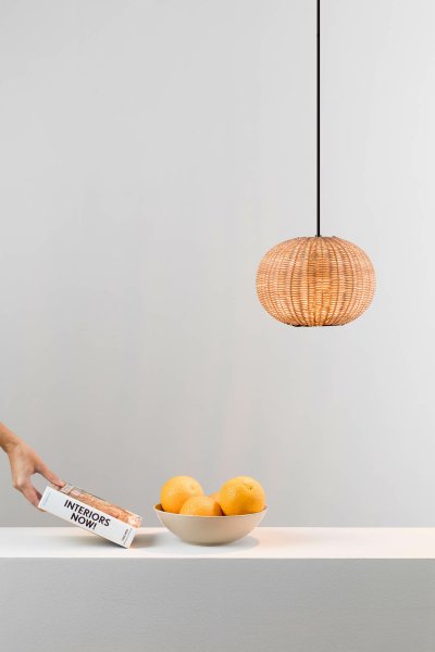 Haka Ø25 Naturaleza Lámpas de techo De Faro Barcelona - HAKA es una l&aacute;mpara colgante redonda de estilo mediterr&aacute;neo con una preciosa pantalla de rat&aacute;n que distribuye la luz de forma atmosf&eacute;rica y decorativa.