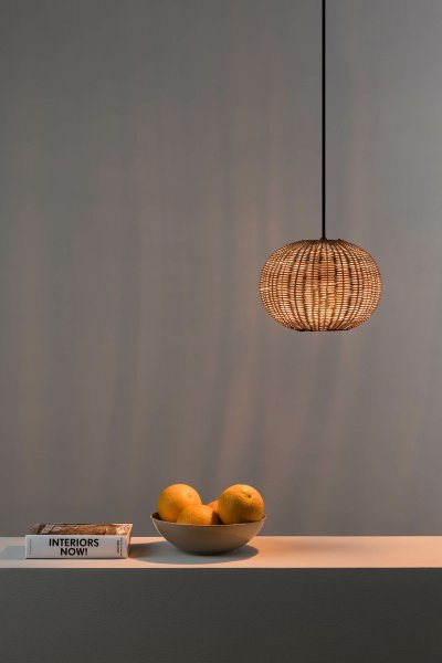 Haka Ø25 Naturaleza Lámpas de techo De Faro Barcelona - HAKA es una l&aacute;mpara colgante redonda de estilo mediterr&aacute;neo con una preciosa pantalla de rat&aacute;n que distribuye la luz de forma atmosf&eacute;rica y decorativa.