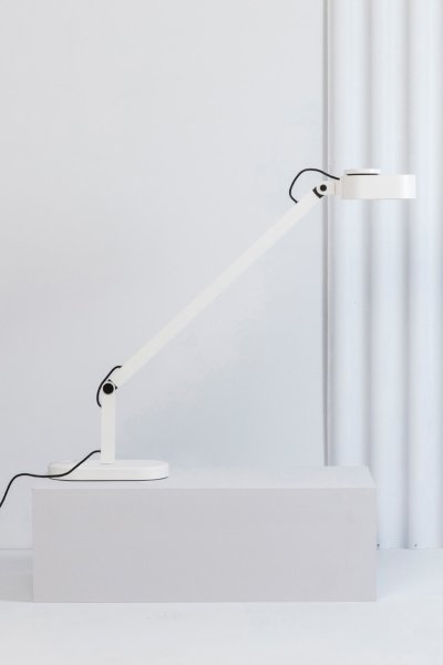 Inviting 86cm Blanco lámpara de escritorio De Faro Barcelona - El cabezal de la l&aacute;mpara se puede ajustar tanto horizontal como verticalmente seg&uacute;n sus deseos y el brillo y la temperatura de color son regulables.