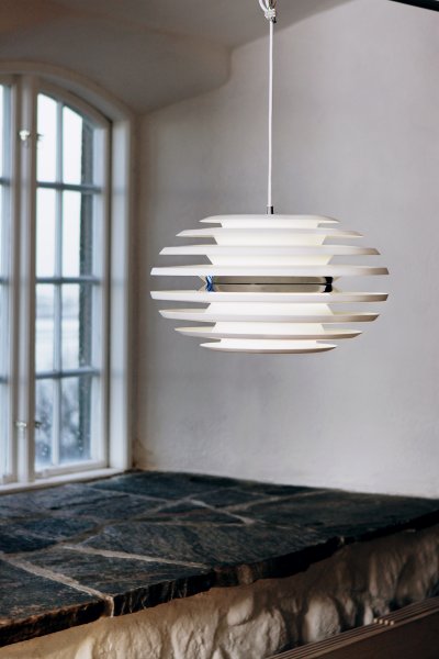 Ellipse Ø50 Blanco/cromo Lámpas de techo De Belid - La l&aacute;mpara colgante Ellipse es una elegante l&aacute;mpara de techo de Joakim Fihn que combina un dise&ntilde;o moderno con una iluminaci&oacute;n elegante.
