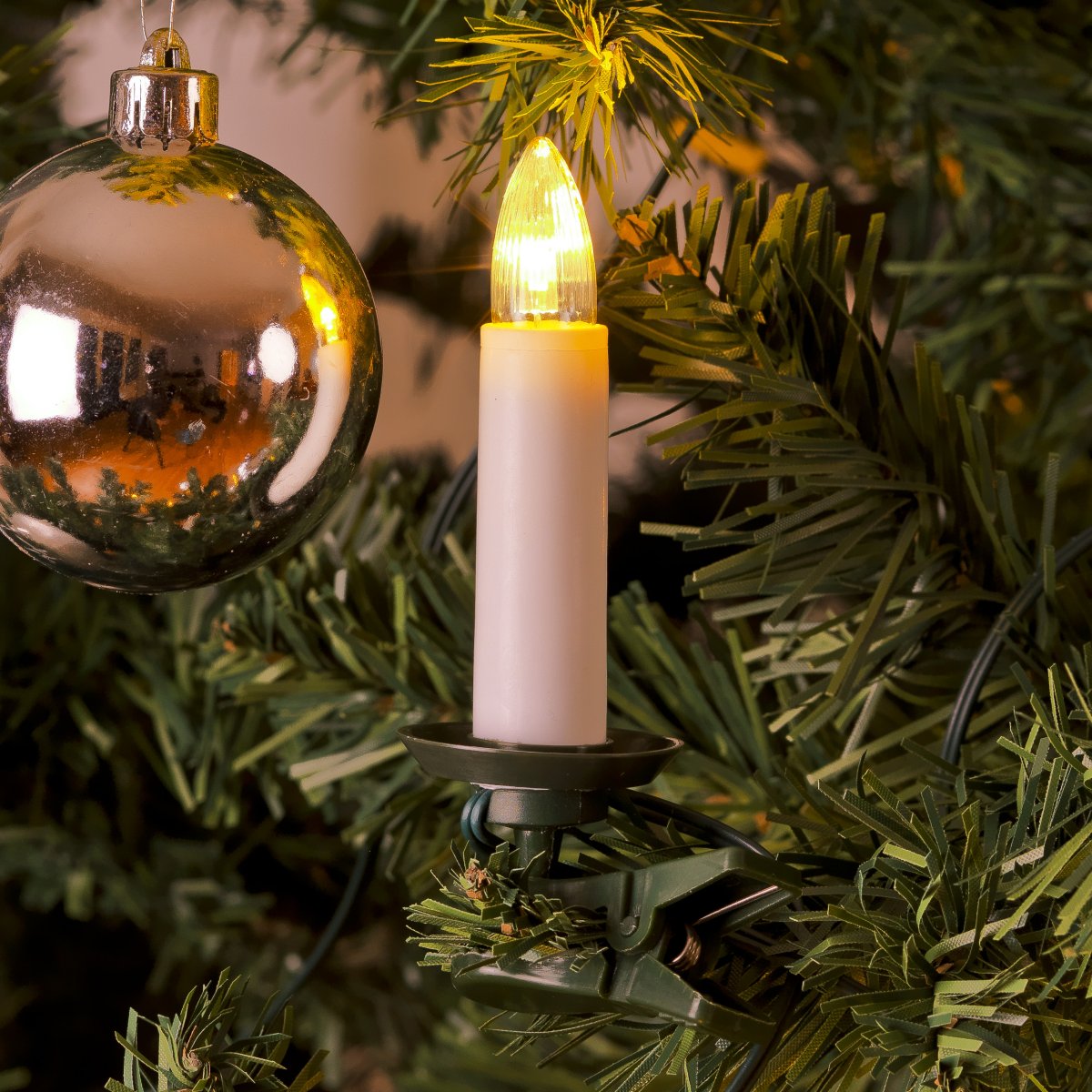 Luces para árbol de Navidad blanco cálido 35LED 27m Blanco De Konstsmide - Este cl&aacute;sico juego de luces navide&ntilde;as para &aacute;rbol, con 35 luces blancas, ba&ntilde;a el &aacute;rbol con un brillo c&aacute;lido y acogedor.