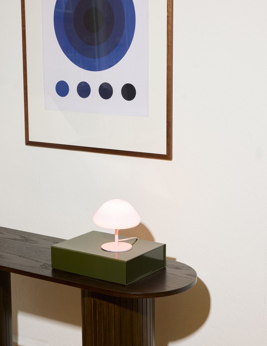 Mini Mush 17cm Rosa lámpara de mesa De Halo Design - La exclusiva pantalla en forma de onda proporciona una distribución de luz suave y agradable y es perfecta para crear un ambiente acogedor en cualquier habitación.