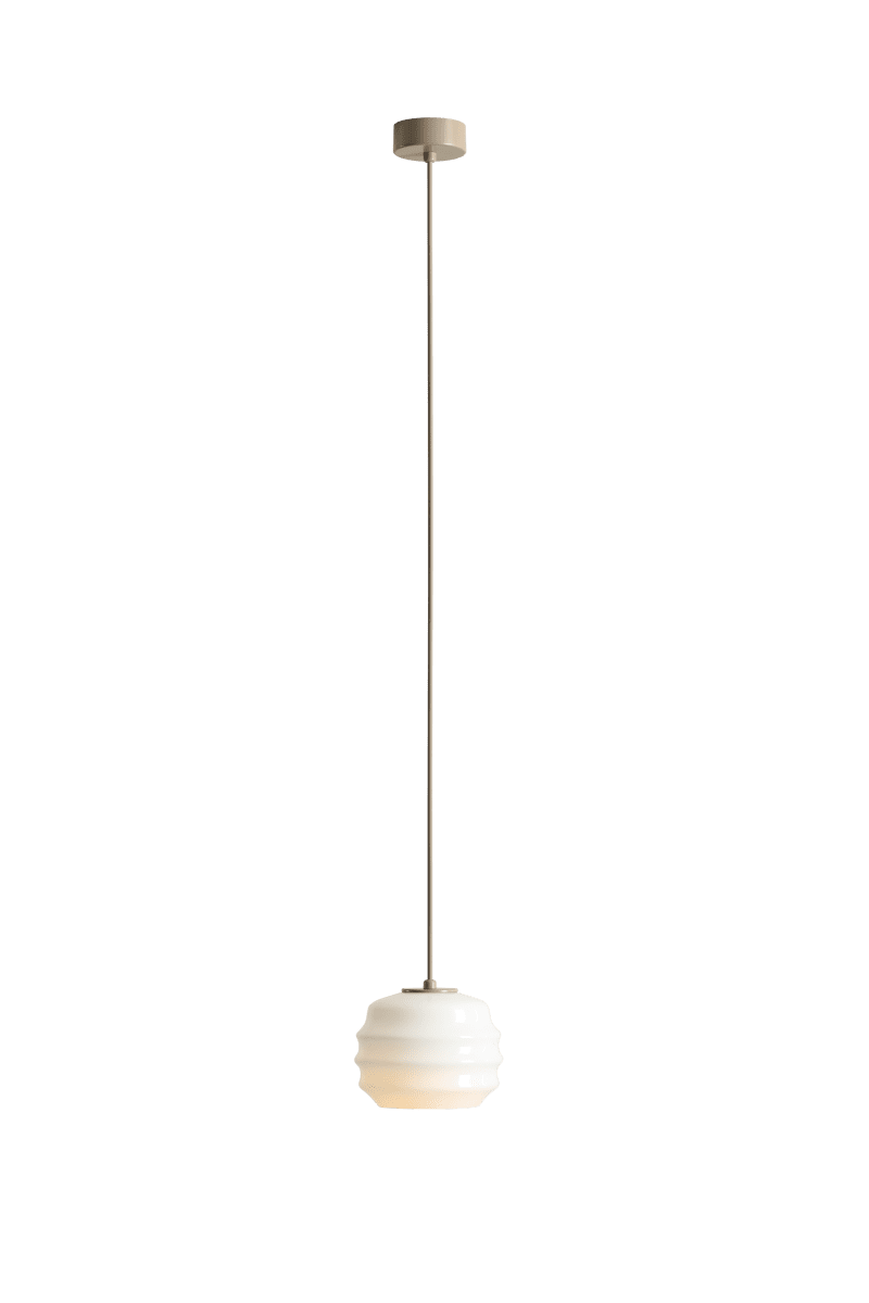 Puff Ø16 Beige Lámpas de techo De Artera - Su pantalla decorativa de cristal opalino blanco cautiva con su forma curva, otorgándole un aspecto a la vez divertido y sofisticado.