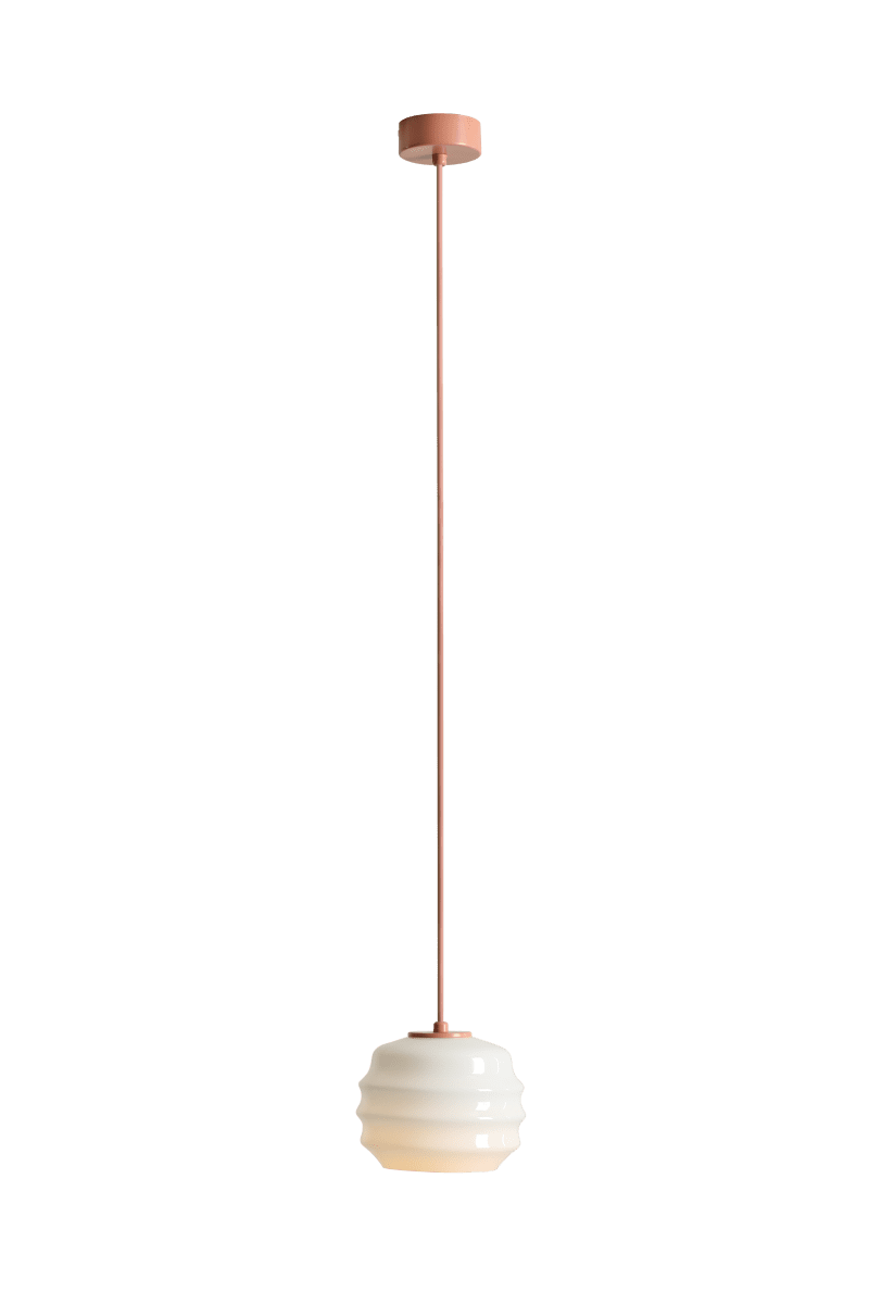 Puff Ø16 Coral Lámpas de techo De Artera - La pantalla decorativa de cristal opalino blanco tiene un diseño ondulado que le confiere un aspecto a la vez divertido y sofisticado.