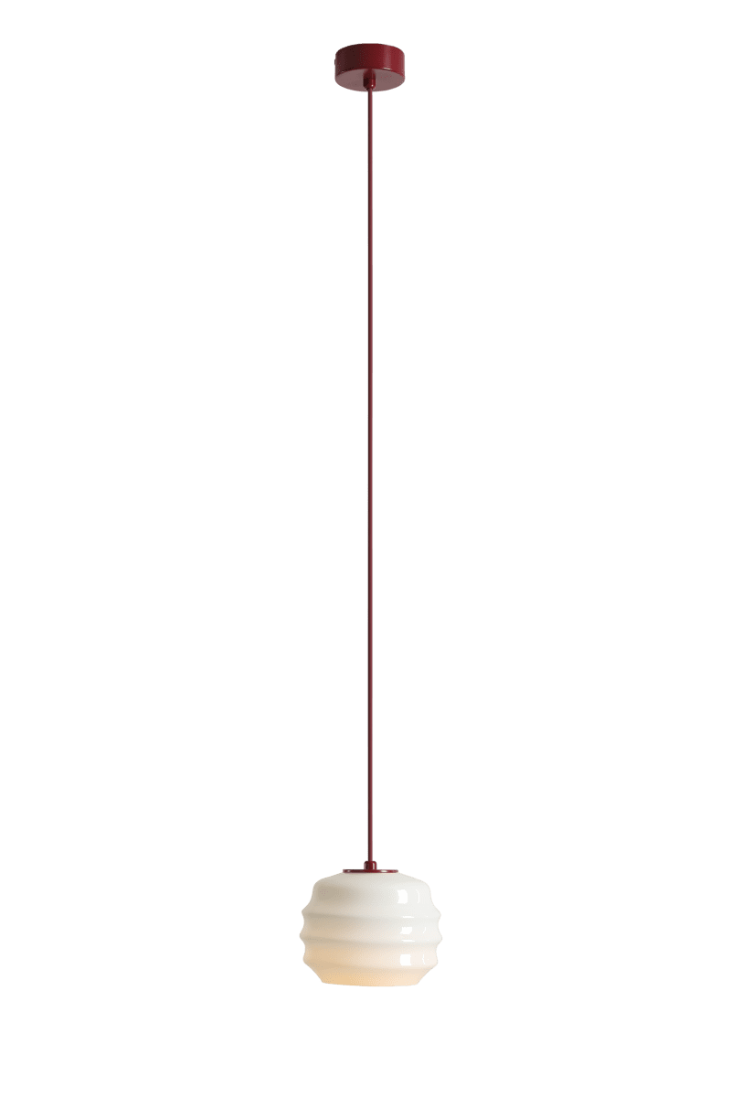 Puff Ø16 borgoña Lámpas de techo De Artera - Su pantalla decorativa de cristal opalino blanco cautiva con su forma curva, otorgándole un aspecto a la vez divertido y sofisticado.