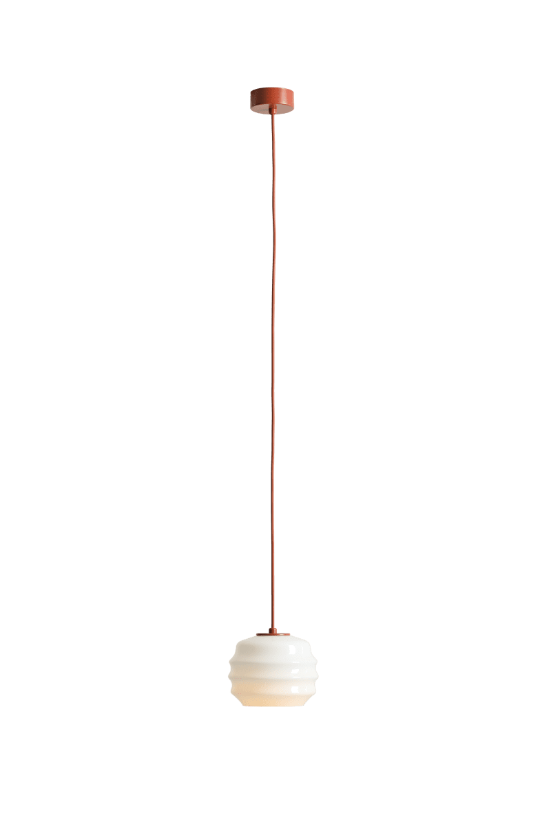 Puff Ø16 Terracota Lámpas de techo De Artera - La pantalla decorativa de cristal opalino blanco cautiva con su forma curva, otorgándole a la lámpara un aspecto a la vez divertido y sofisticado.