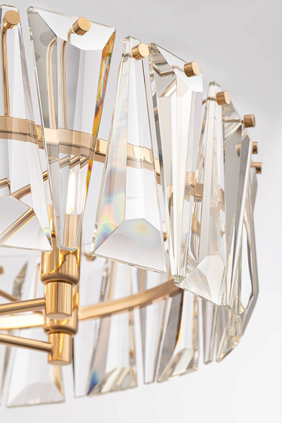 Puntes Ø52 Oro cristal De Maytoni - Puntes es una elegante l&aacute;mpara de techo realizada en metal de color dorado con prismas brillantes que rodean las fuentes de luz y crean un m&aacute;gico juego de luz cuando se enciende la l&aacute;mpara.