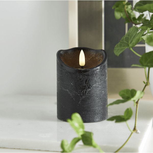 LED Vela Pilar Flamme Rustic Negro De Star Trading - Vela de cera negra a pilas con acabado r&uacute;stico de la serie Flamme.