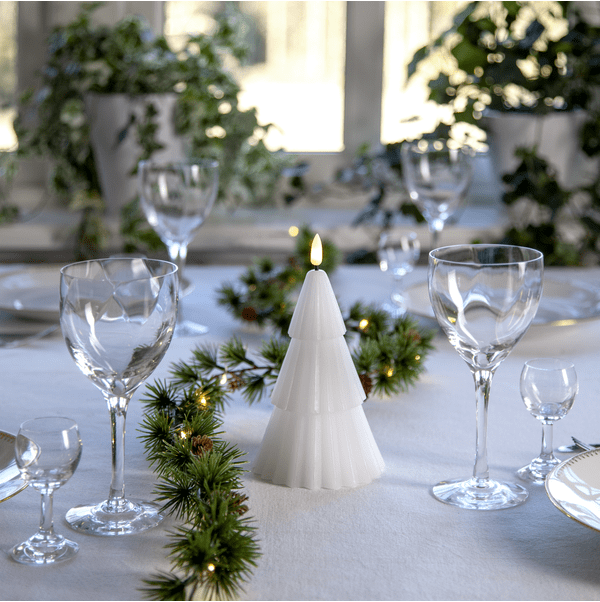 Flamme Grany Blanco De Star Trading - La Grany Flame es una vela de pilar a pilas con forma de abeto estilizado.