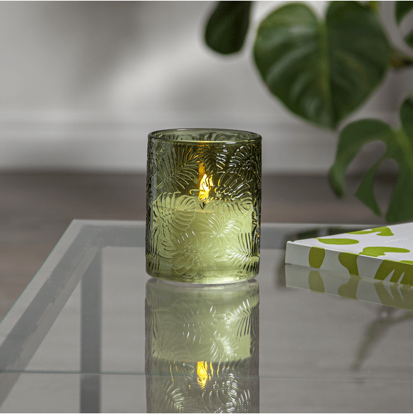 LED Vela Flamme Leaf Verde De Star Trading - La linterna &laquo;Hoja de Fuego&raquo; es una hermosa linterna de cristal verde con un dise&ntilde;o de hojas que rodea una vela blanca a pilas.