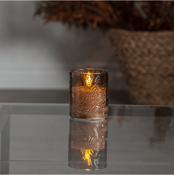 LED Vela Flamme Leaf Marrón De Star Trading - La linterna &laquo;Hoja de Fuego&raquo; es una hermosa linterna de cristal marr&oacute;n con un dise&ntilde;o de hojas que rodea una vela blanca a pilas.