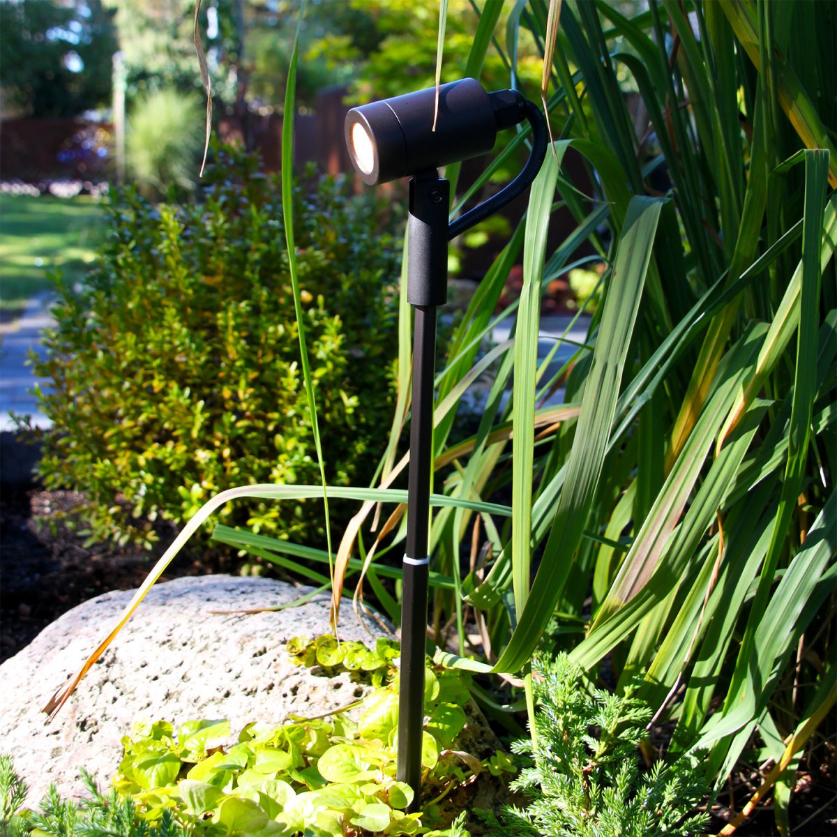 Astro Gris oscuro De Lightson - La luz se difunde maravillosamente y se puede dirigir tanto hacia arriba como hacia abajo, lo que hace que la lámpara sea adecuada para muchos tipos diferentes de arbustos y árboles, así como para aceras y caminos.