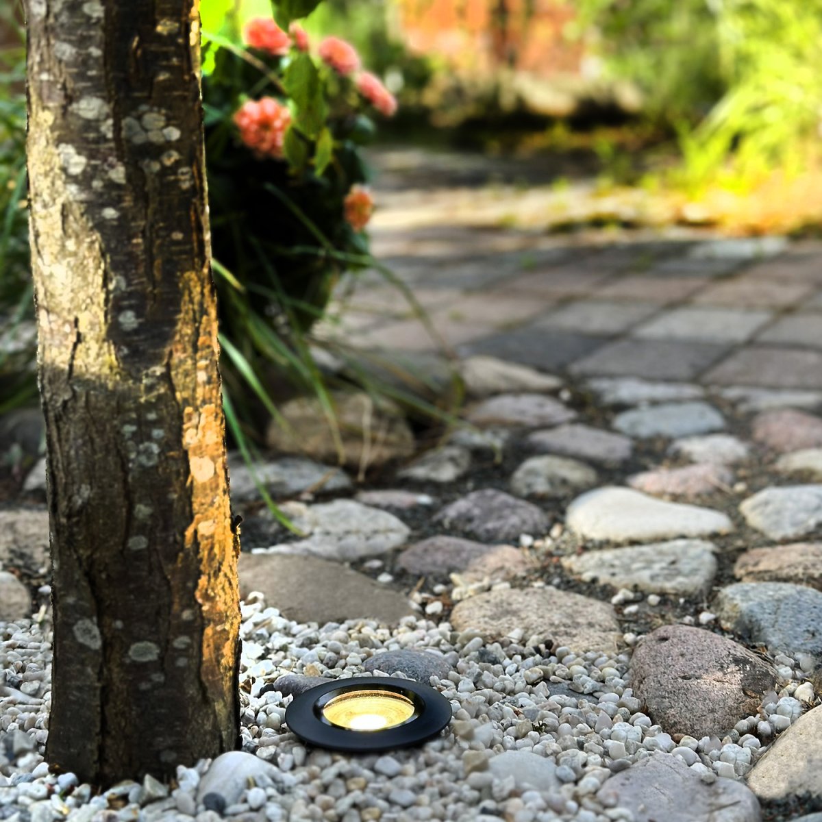 Onyx Gris oscuro De Lightson - Att belysa ensamma tr&auml;d som st&aring;r direkt i gr&auml;smattan eller stens&auml;ttningen &auml;r v&auml;ldigt effektfullt f&ouml;r en tr&auml;dg&aring;rd.