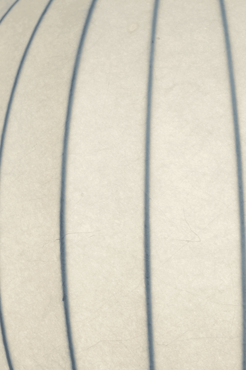 Kanoa Ø40 Blanco Lámpas de techo De Aneta Lighting - Al encenderla, la l&aacute;mpara emite una luz agradable que se filtra a trav&eacute;s de la tela, contribuyendo a una atm&oacute;sfera c&aacute;lida y acogedora en la habitaci&oacute;n.