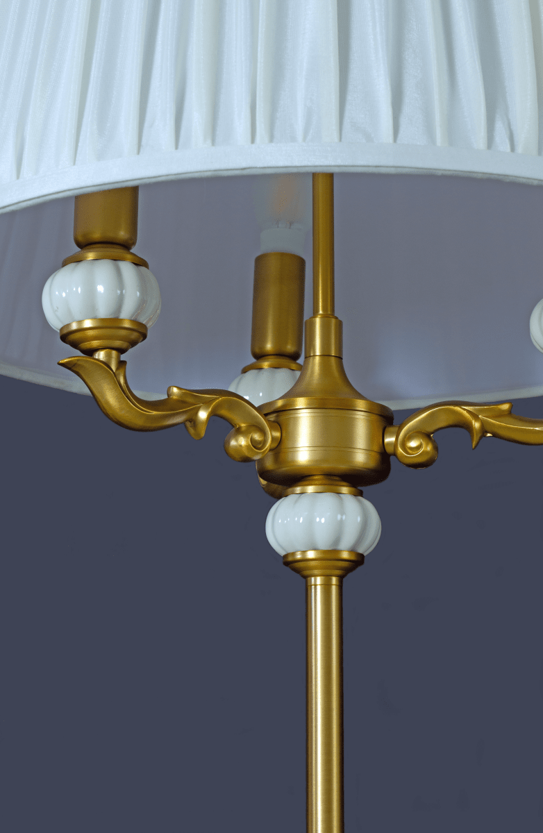 Toulouse Oro lámpara de pie De Aneta Lighting - La l&aacute;mpara de pie Toulouse impresiona por su dise&ntilde;o cl&aacute;sico y elegante, con detalles decorativos y un sofisticado acabado dorado.