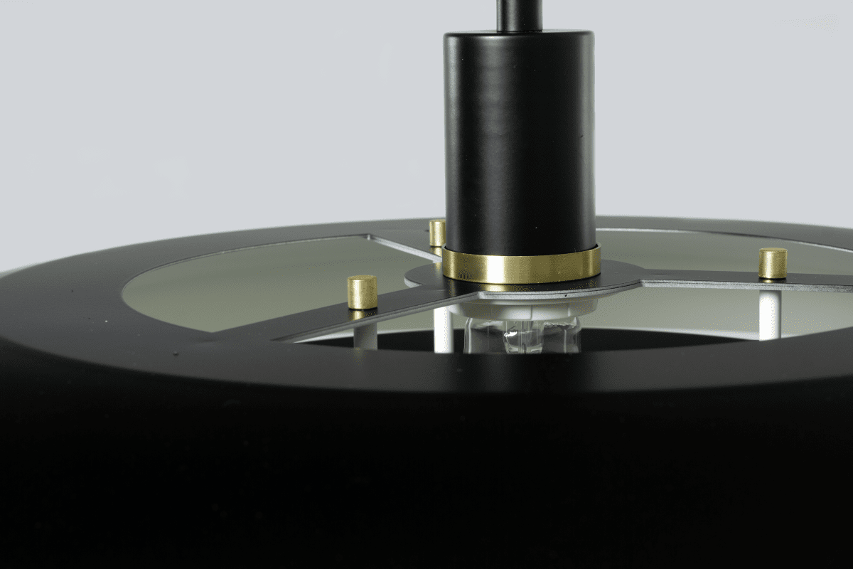 Epsilon Ø56 Negro Lámpas de techo De Aneta Lighting - Su pantalla de metal negro de tres secciones garantiza una distribuci&oacute;n de luz agradable y evita el deslumbramiento.