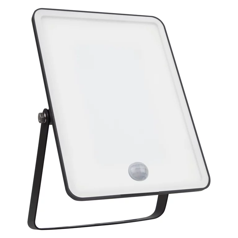 Floodlight Essential Sensor 50W Negro lámpara de exterior De Osram - Gracias al sensor de movimiento y luz diurna integrado, la luz se enciende autom&aacute;ticamente al detectar movimiento y se adapta a las condiciones de iluminaci&oacute;n, maximizando el ahorro energ&eacute;tico.