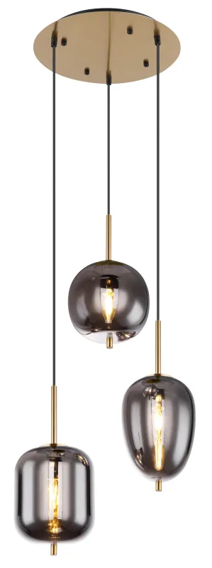 Blacky Ø46 Latón Lámpas de techo De Globo Lighting - Den best&aring;r av en rund m&auml;ssingsf&auml;rgad metallplatta, fr&aring;n vilken tre svarta kablar med r&ouml;kf&auml;rgade glasglober i olika former h&auml;nger.