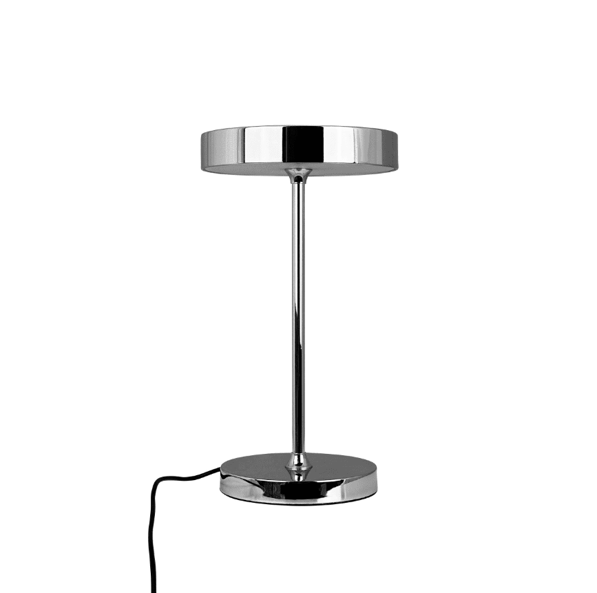 Starlight 25cm Cromo lámpara de mesa De Dyberg Larsen - Med inbyggd LED och tre ljusstyrkor, som dimras med 3-stegsdimmern p&aring; lamphuvudet, anpassar den sig enkelt efter olika behov &ndash; fr&aring;n st&auml;mningsfullt sken till fokuserat ljus.