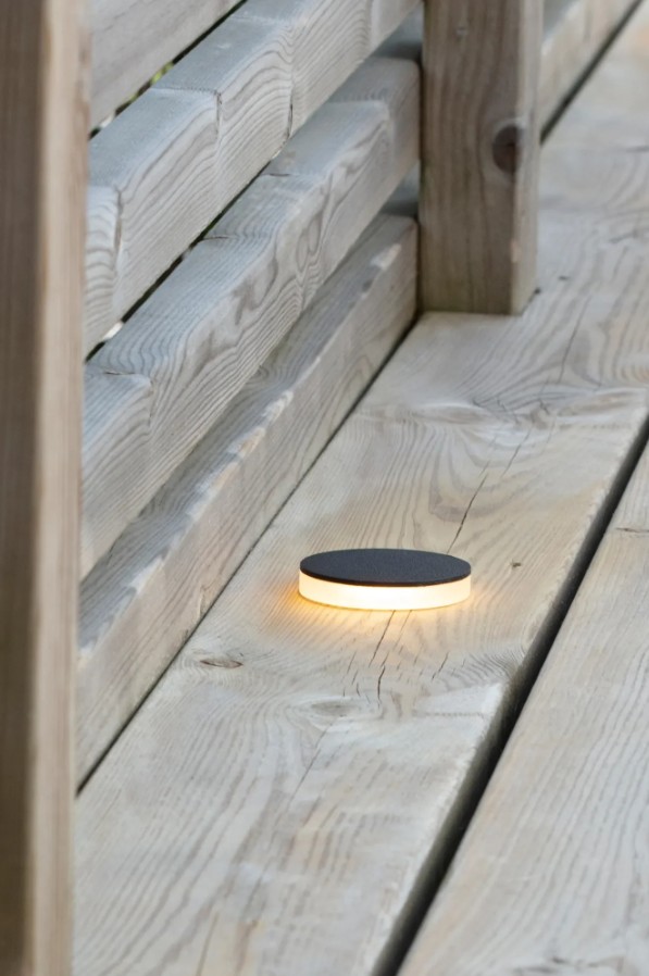 Foco Empotrado Para Terraza 3W Negro Garden 24 De Markslöjd - Garden 24 tiene un grado de protecci&oacute;n IP44 y es adecuado para iluminaci&oacute;n de jardines y exteriores que podr&aacute;s instalar f&aacute;cilmente.